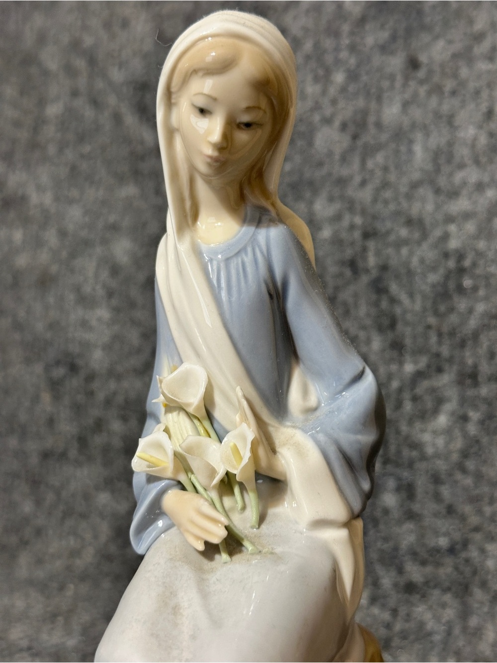Vintage / retired Lladró #4972 porcelain figurine of a seated girl